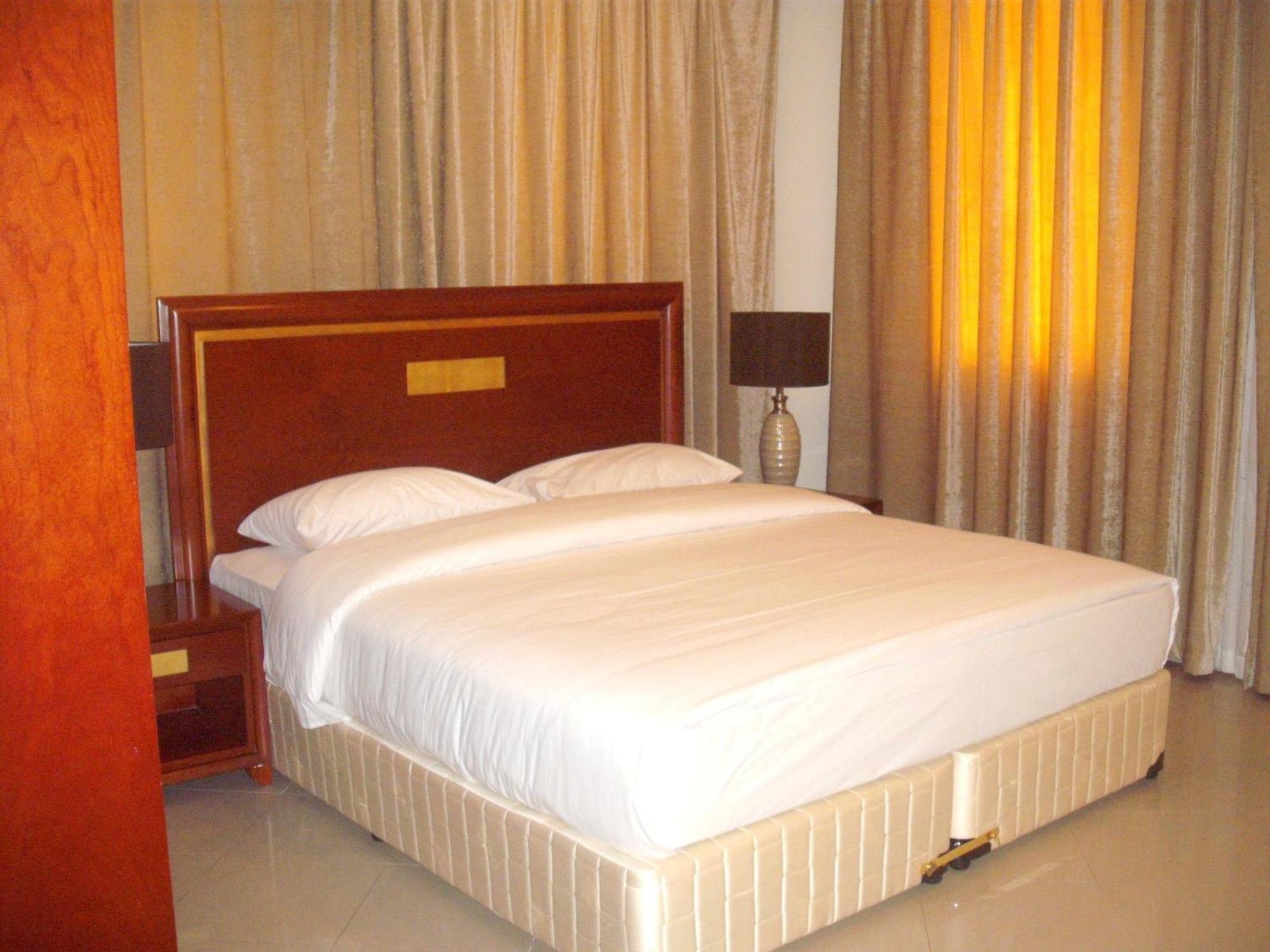 Abu Dhabi Plaza Hotel Apartments Exterior photo