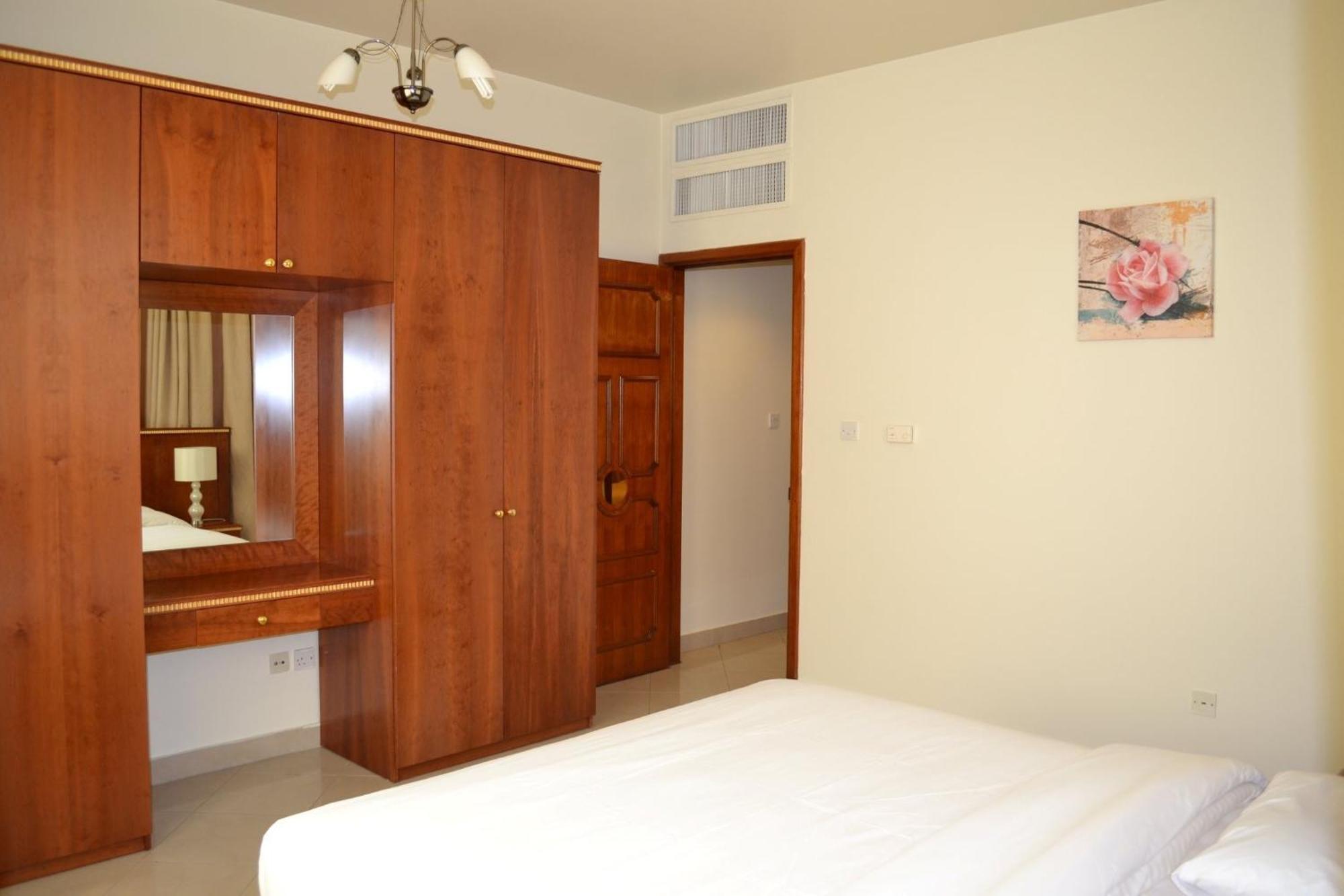 Abu Dhabi Plaza Hotel Apartments Exterior photo